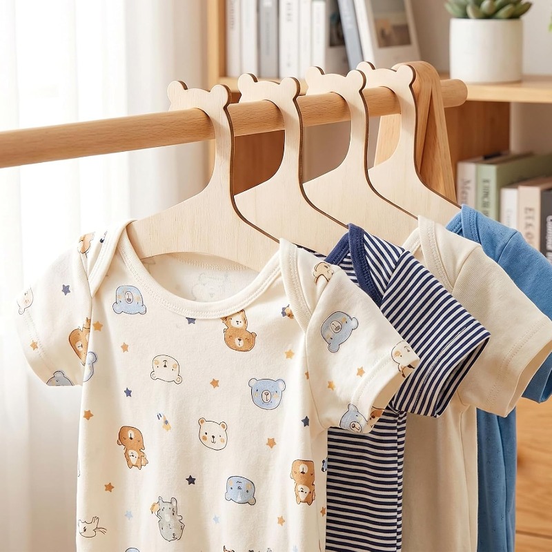 حامل ملابس أطفال خشبي بتصميم د - مراجعة Baby Clothing Hangers وسعره